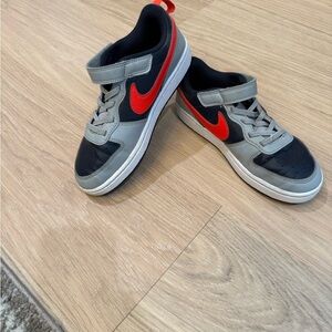Nike Little Kids Court Borough Low Sneaker - 2.5Y - Light Smoke/Bright Crimson